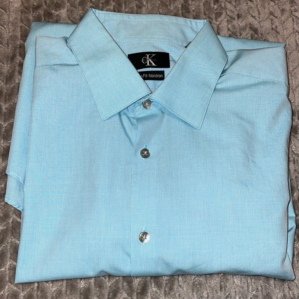 Calvin Klein Slim Fit - Non Iron. 100% Cotton. Long sleeve. Button down.